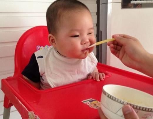 米粉|给宝宝喂米粉,家长常犯4个错误,自以为对宝宝好,其实伤害不小