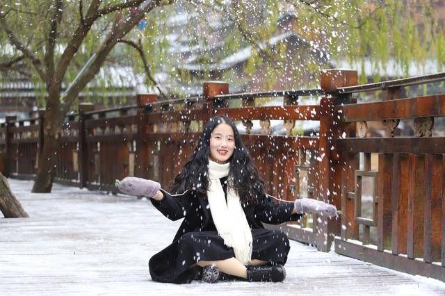 下雪后的西江千户苗寨，美成了一幅别有韵味的泼墨山水画