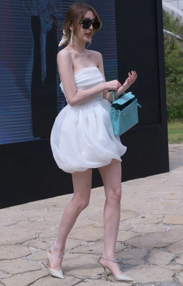 抹胸裙 蕾丝抹胸裙搭配尖头细跟鞋,穿出细节和窈窕之美,优雅又迷人