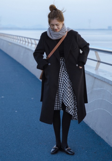 黑色大衣|“黑色大衣”烂大街?冬天学会这4套穿搭就够了,让你保暖又洋气