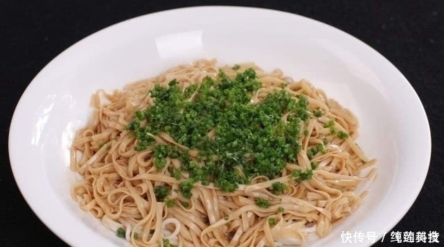 想吃葱油面不用买，简单4步就能做好，面条好吃到流口水