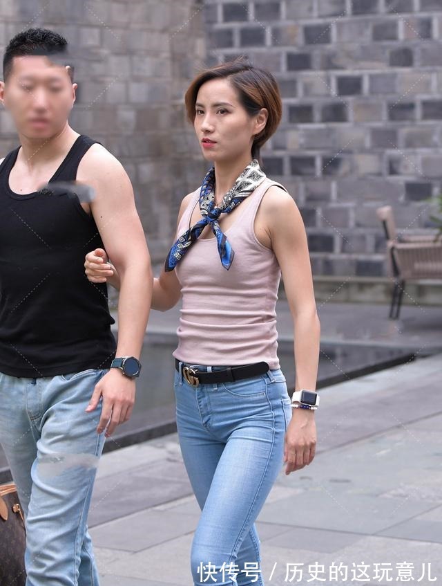 着装 浅粉色背心搭配牛仔裤，散发一股小清新的感觉，迷人且美丽！