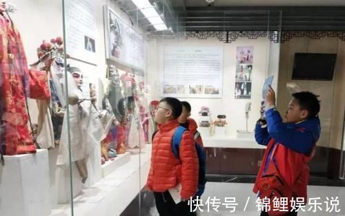 李老师|一年级男孩总穿旧衣服,老师以为家里穷,爸爸参加家长会一身名牌