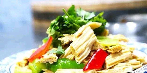  腐竹这样做实在美味口感劲道，柔软爽滑，比肉还好吃，非常简单