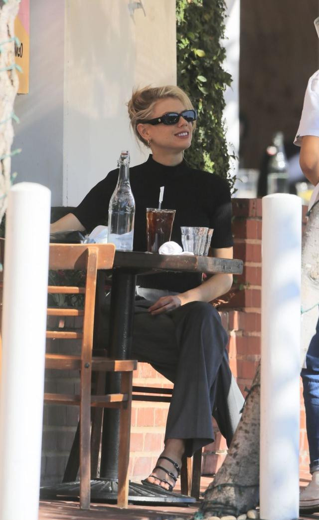 洒脱|夏洛特·麦金尼穿黑上衣搭灰色阔腿裤, 清新洒脱, 皮肤白皙很靓丽!