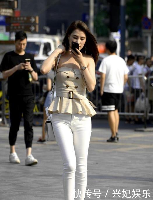 街拍出水芙蓉的美女,一件卡其色的连衣裙,时尚靓丽气息迷人