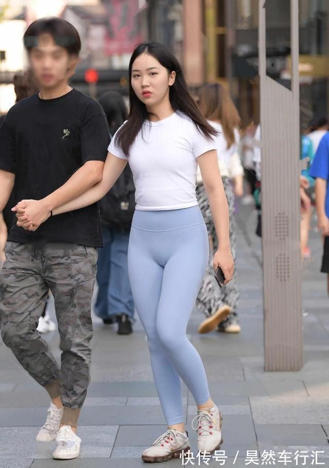 印花式 鲜艳色调的打底裤穿搭,才能扬长避短打造出众美感,会更经典