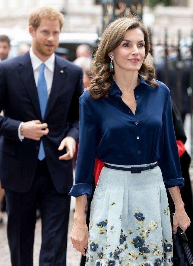 高贵|西班牙王后越老越美,穿宝石蓝衬衫气质真好,配刺绣纱裙更显高贵