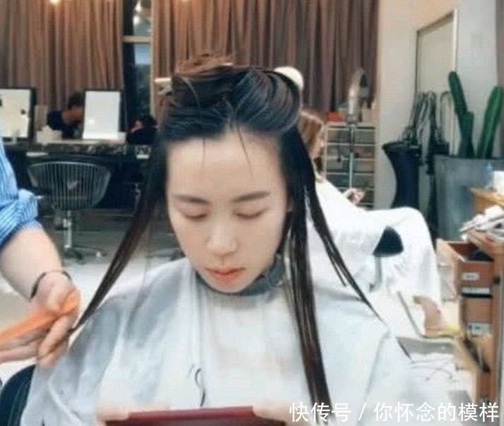 理发师|奇闻:女孩理发时玩游戏,抬头被自己惊艳,网友:镜子里是谁