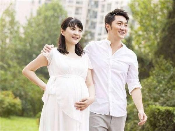 婆婆|28岁女子剖腹产下四胞胎,婆婆一旁开心逗孙子,亲妈却坐地上痛哭