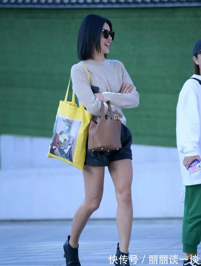 皮裤 灰白长袖T恤,搭配黑色短款皮裤,时尚有型又大气!