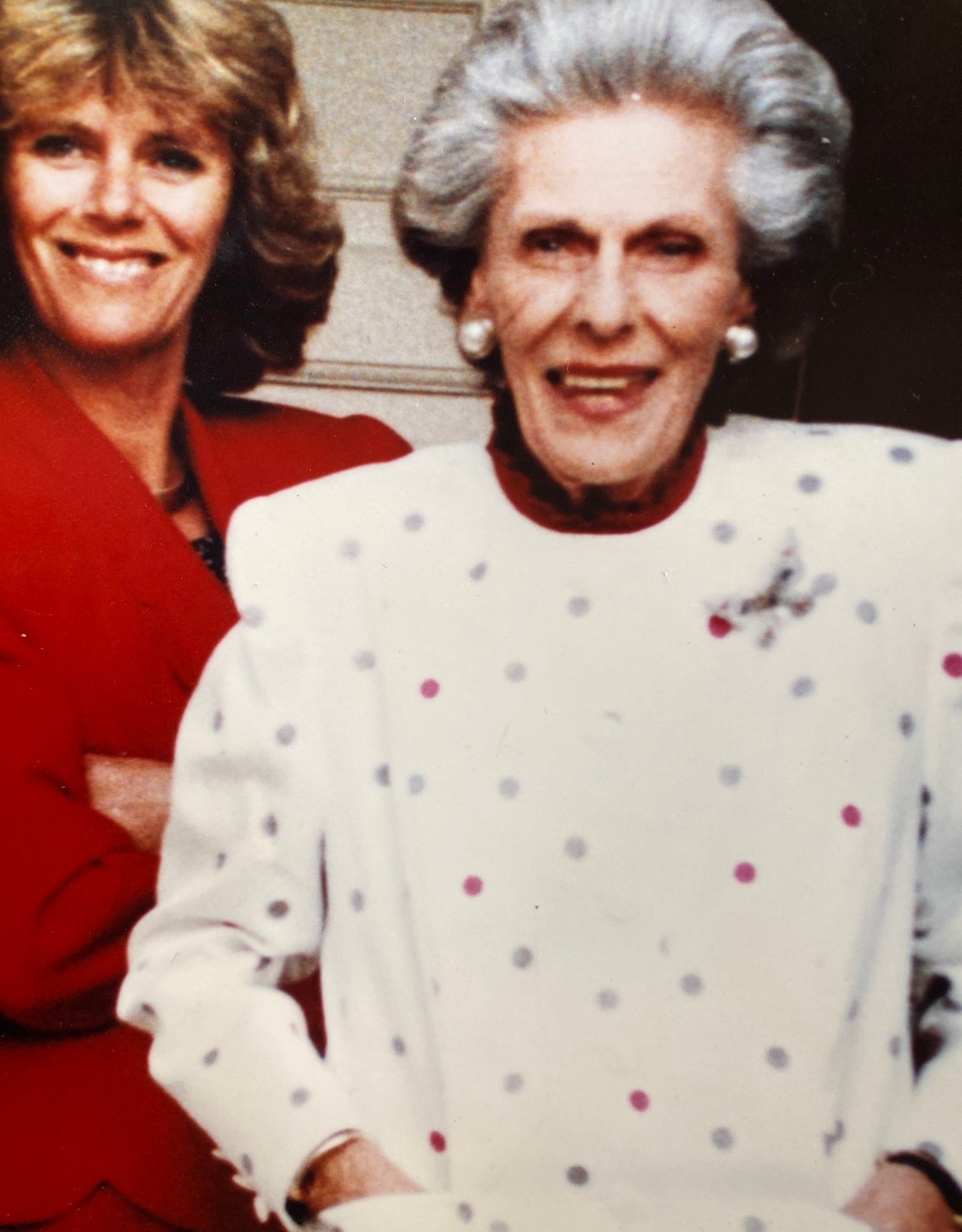 英王室联手庆母亲节,剑桥三宝作画致敬戴妃,乔治继承查尔斯画风