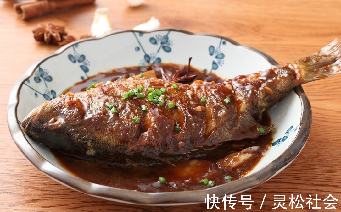 我和爸爸|煎鱼时,牢记3个诀窍,鱼皮完整不粘锅,还省油,太实用了