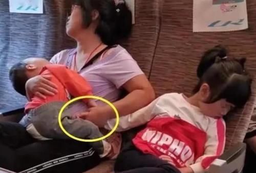 检查|儿子哭着求妈妈留下二胎,每次产检必到场,看过检查结果才安心