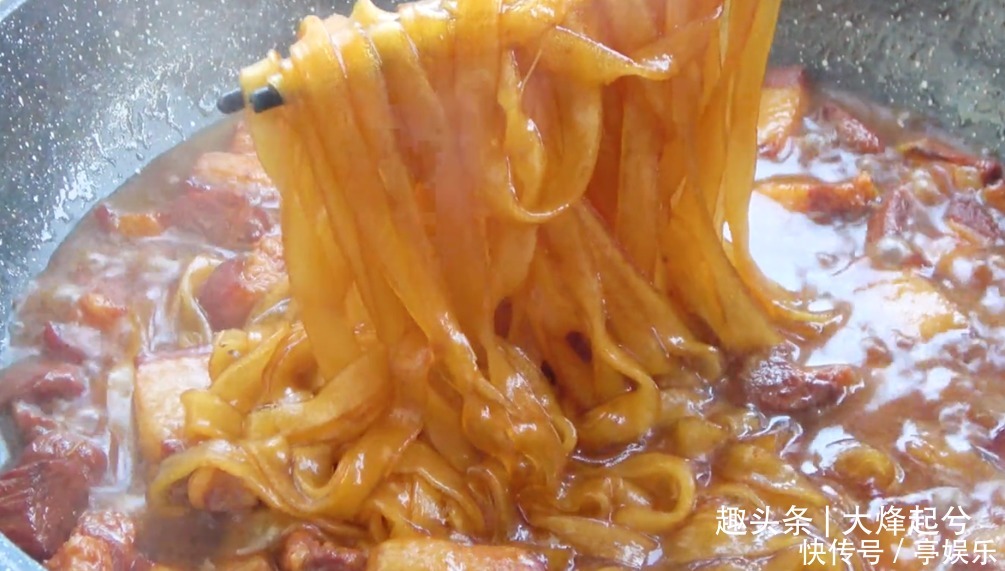 猪肉炖粉条,天冷吃太爽了,上桌连汤汁都不剩,简单炖一锅不够吃