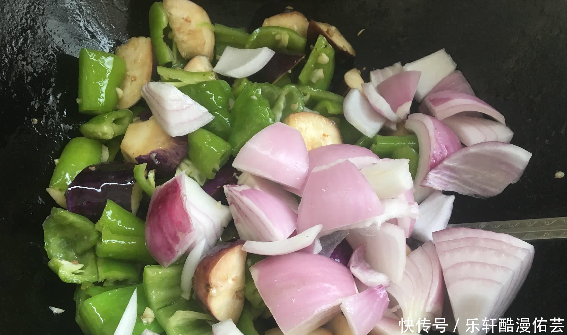 茄子皮|夏天茄子别再素炒了,新吃法给你,色香味俱全,配上米饭超香