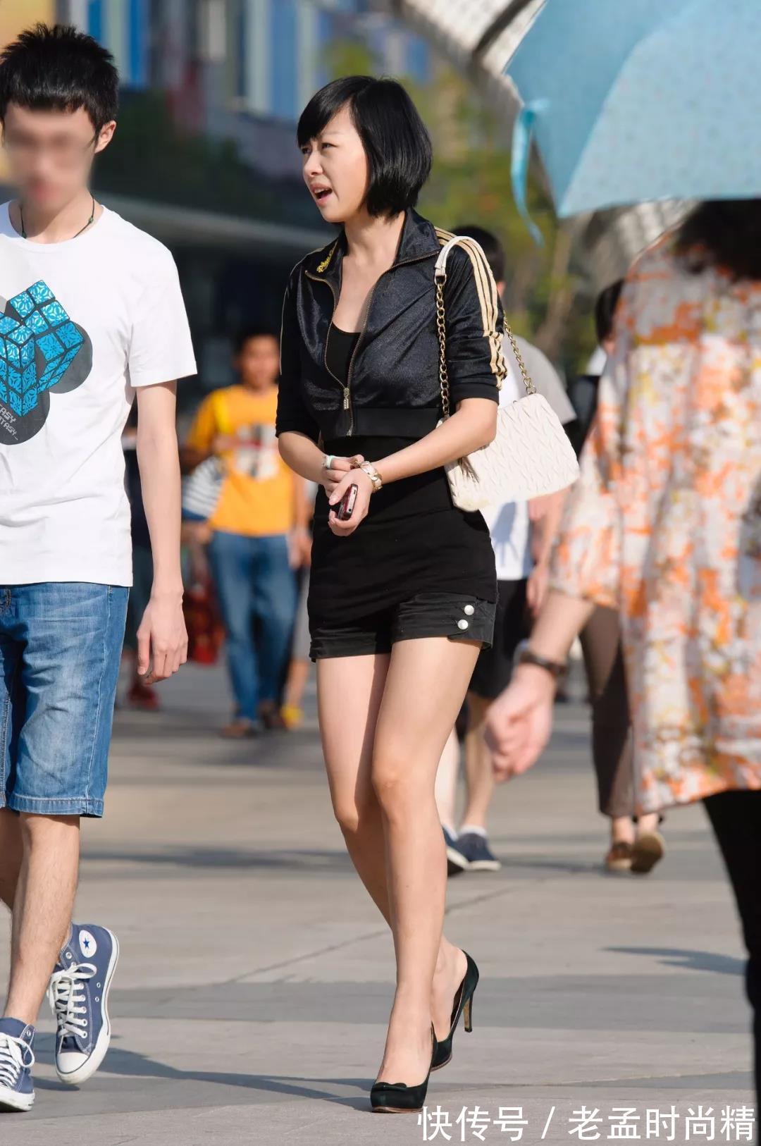 美女 街拍:明朗清爽身材高挑跟男友逛街的短发性感美女