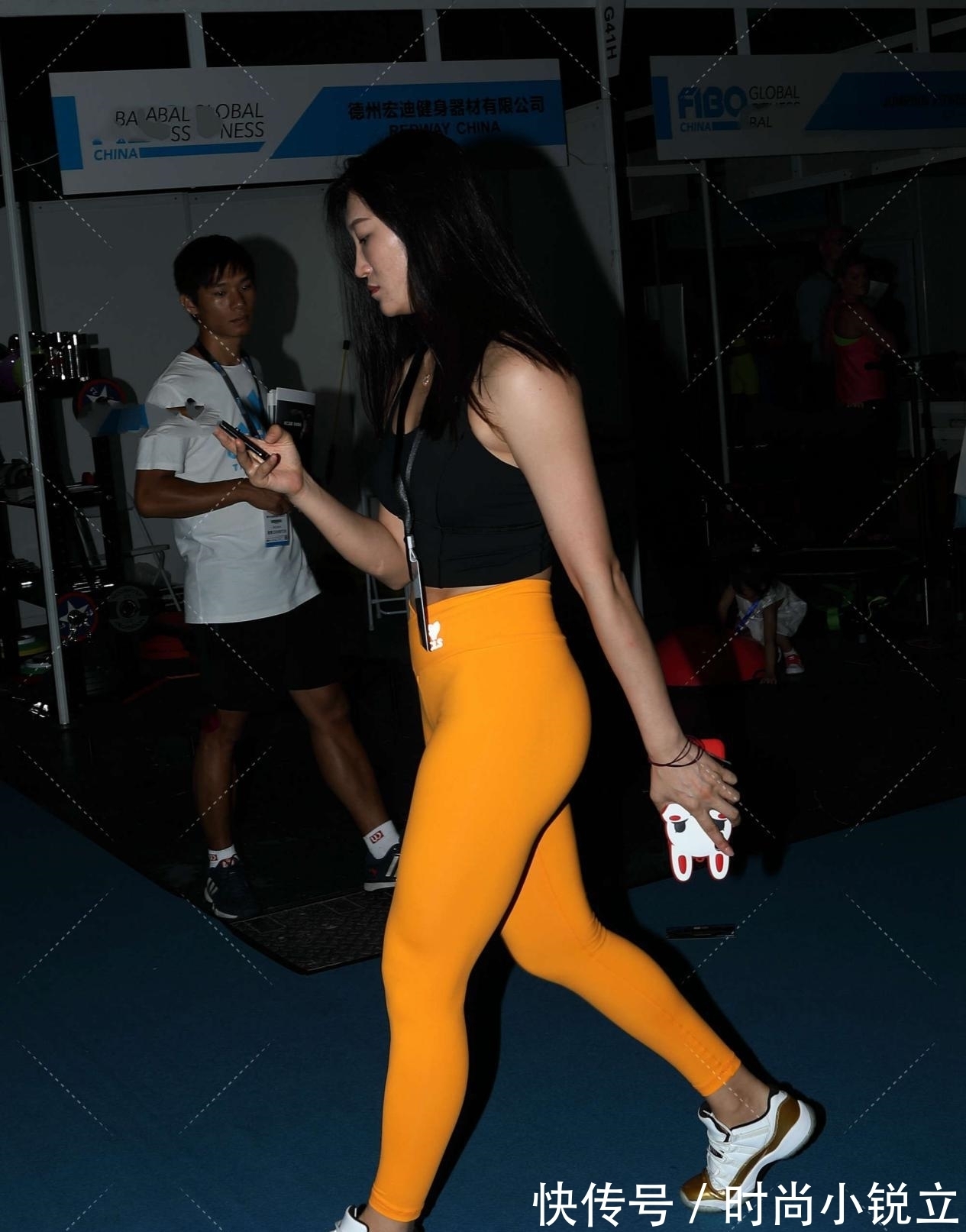 姑娘们|黑色修身运动背心,搭配姜黄色修身弹力裤,两种颜色的碰撞