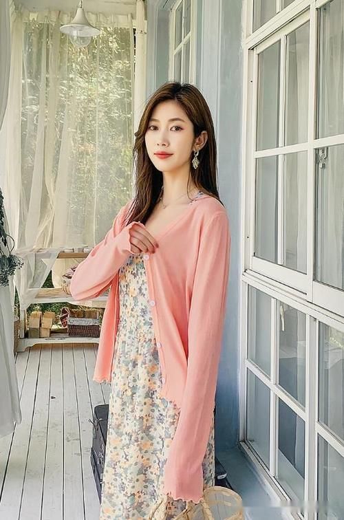 穿连衣裙尽量别配打底裤，太土!今年流行这样穿