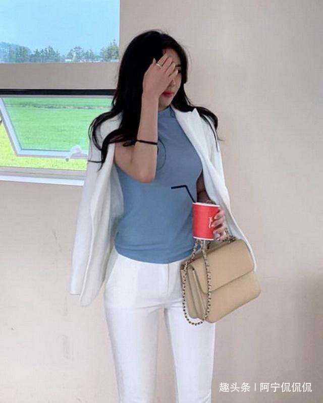 牛仔裤配打底衫穿出女神气质,很显格调