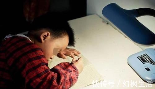 监控|“只要我跑得够快就抓不到我”，小学生迟到，监控仅拍下一道残影