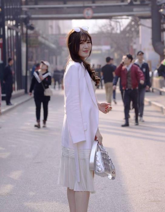 街拍:姿色天然的美女,身穿吊带配牛仔长裤,时尚又大气