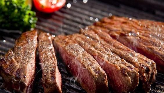 李子柒做的牛排能吃吗去掉美颜滤镜都糊了,网友毫无食欲