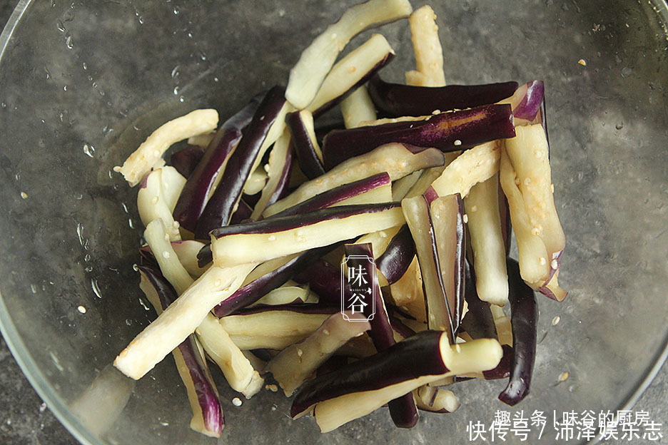 油腻|做茄子豆角时,直接过油就错了,大厨教您一招,茄子不黑不油腻