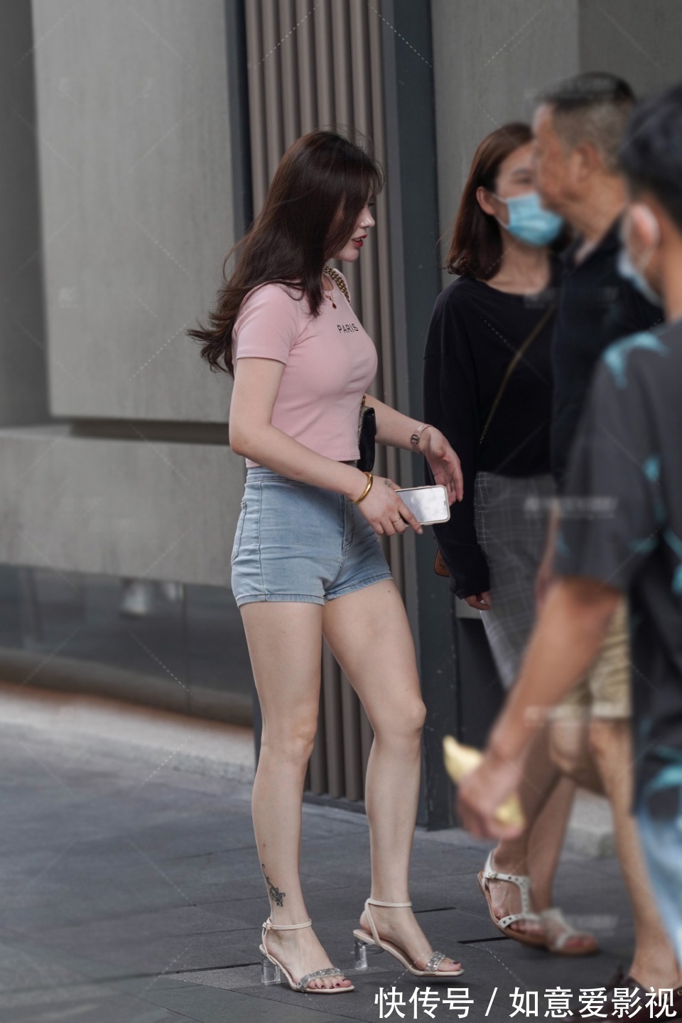 修身版 印花连衣裙搭配铆钉凉拖鞋,这样穿清爽凉快又惹眼好看