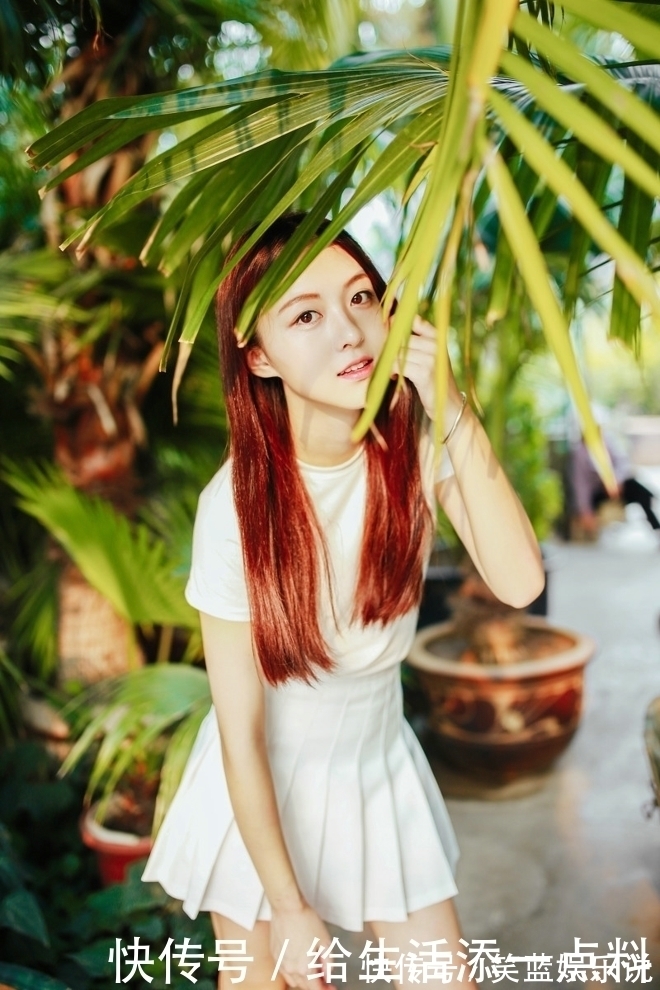 长发美女T恤衫百褶裙搭配一双小白鞋少女感十足,美美哒