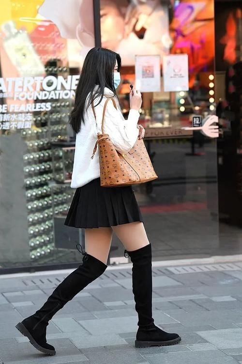 街拍：一双肉丝，助力美女穿出轻熟风