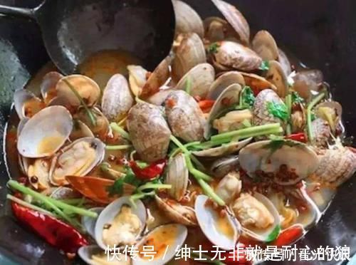 花蛤|吃花蛤时满嘴沙子？用这个办法，花蛤使劲吐沙，在家吃一样过瘾