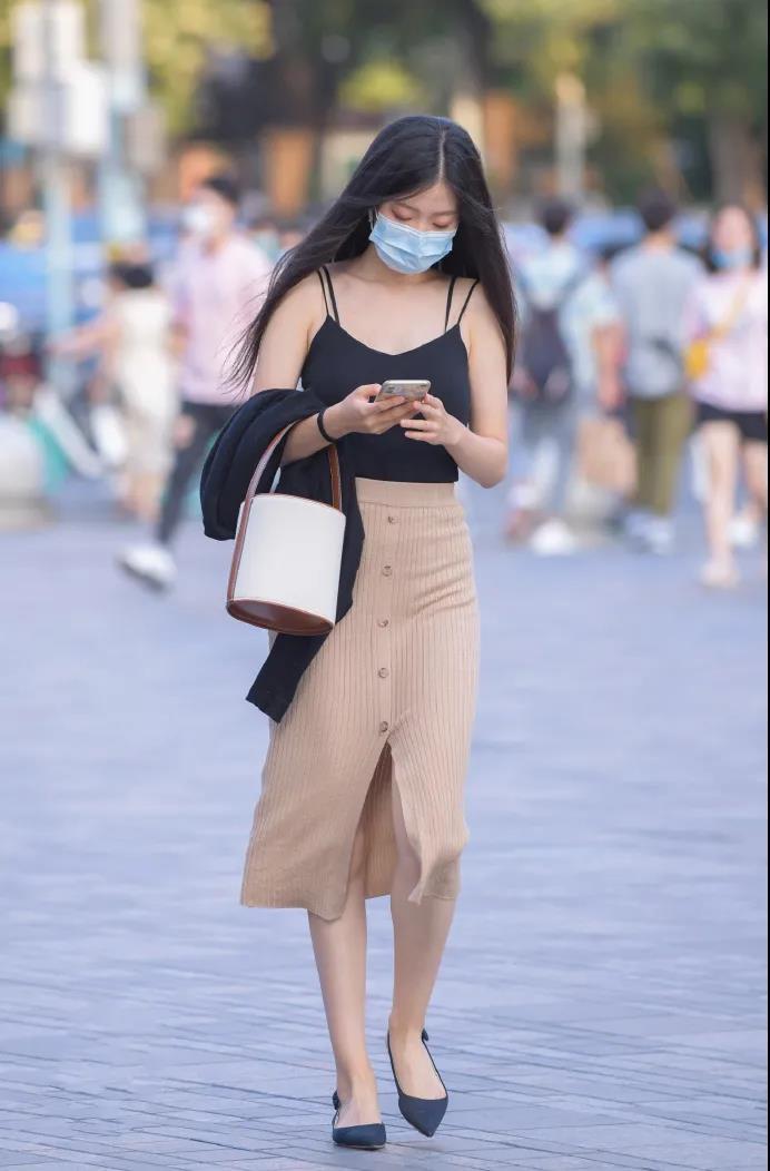 街拍:身材苗条、戴着口罩的小美女,拎着时尚小包