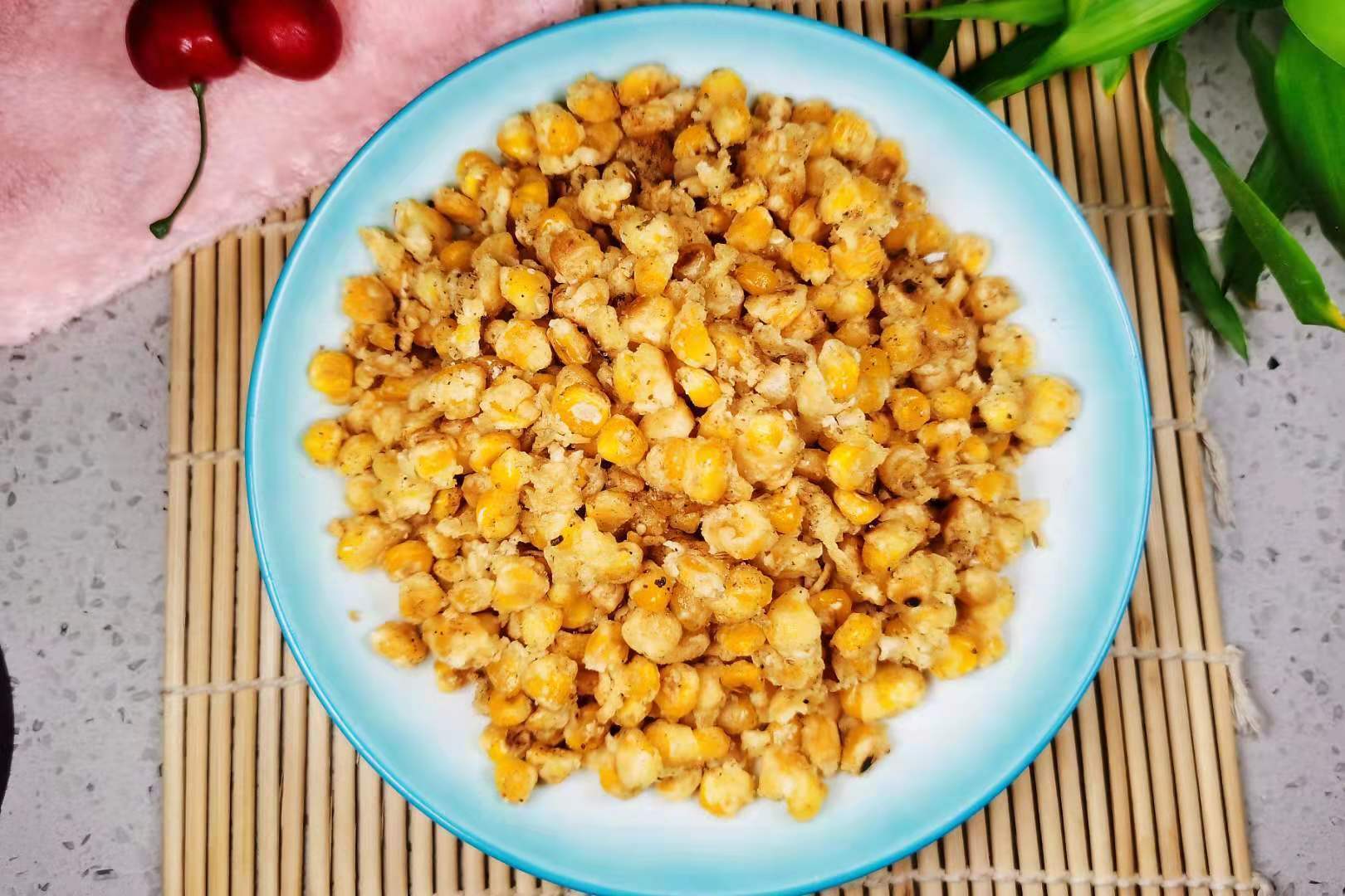 夏季，玉米的“简约”吃法，不煮不炖，简单煎一煎，上桌就秒光