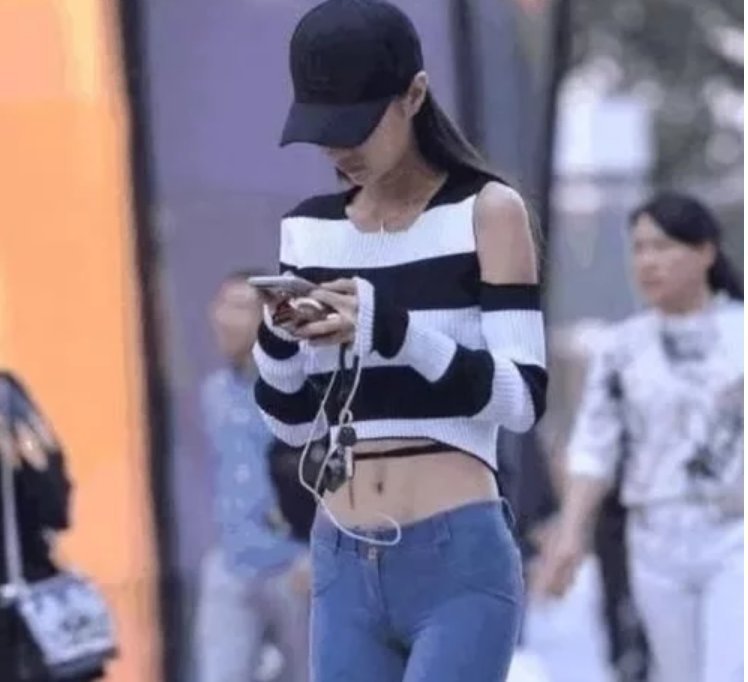 打底裤的搭配绽放青春美,美丽自信,显得潮流范十足