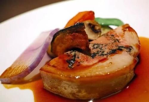 迪拜人请客吃“鹅肝”,一份上千块,中国小伙菜市场100块半斤