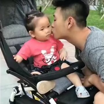 外甥女|舅舅偷亲小外甥女,宝宝的反应,让一旁的妈妈笑岔了气