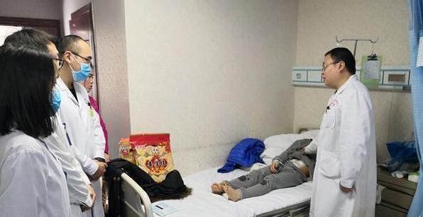 抢救|宝宝身上长“小黑虫”,妈妈用心一颗颗拔掉,不料孩子被送去抢救