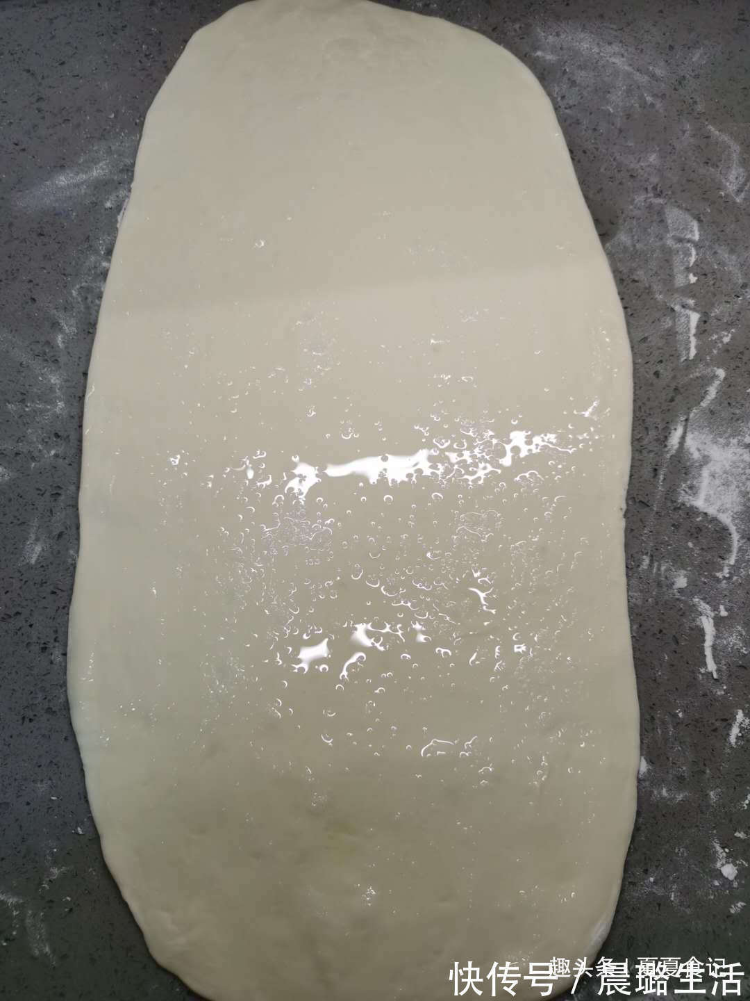 自从学会这早餐，儿子就迷上了它，卷一卷煎一煎，蓬松酥脆香喷喷