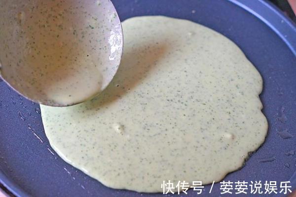 芹菜炒鸡蛋|用它这么做早餐饼够两个人吃,十分钟搞定,两块钱成本都花不到