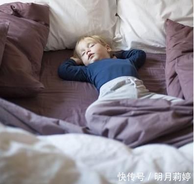宝宝|侧睡、仰睡,宝宝睡姿到底哪种好?过来人告诉你,这种最好别用