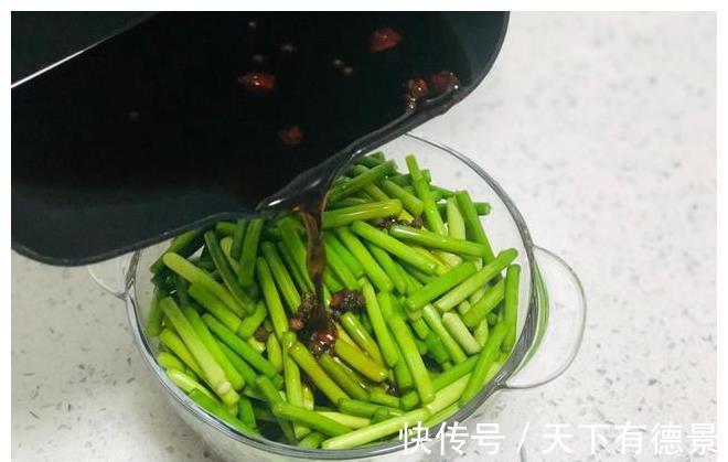 调味料|奶奶用了多年的腌蒜苔配方,腌好就能吃,每次腌一盆,半年都不坏