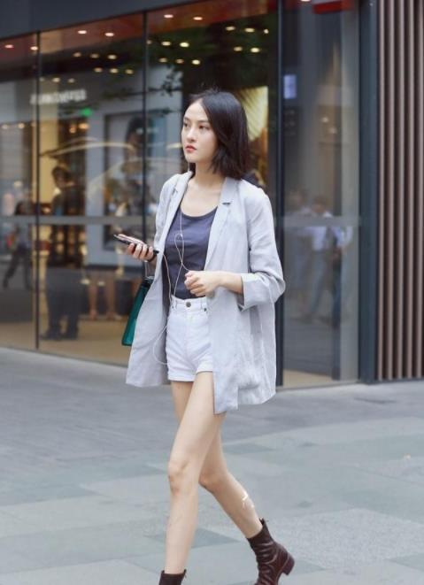 街拍小姐姐绿色的燕尾连衣裙,时尚清新有活力,笑容甜美可爱