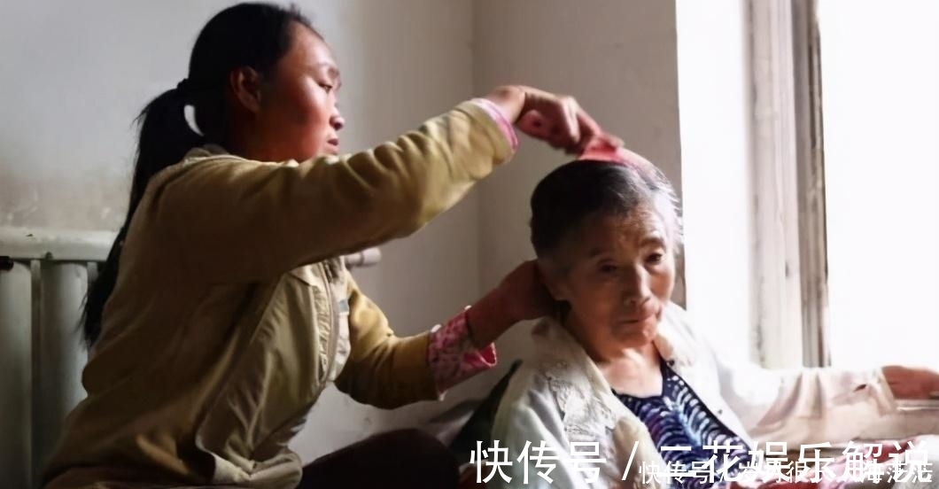 父母|“新型孝顺”正强势袭来,多数儿女苦不堪言,父母却认为理所当然