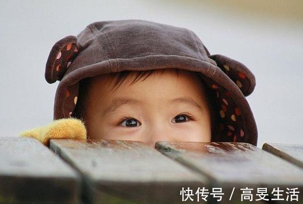 臭臭|宝爸发现萌娃“拉臭臭”后,露出嫌弃表情,抱娃姿势成笑点