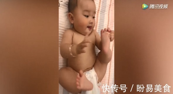 妈妈|宝宝偷吃脚脚被发现,妈妈问好不好吃,宝宝回答简直太可爱了