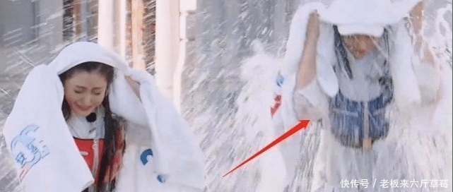 座位|程潇生理期坚持录跑男?遇高压水枪站座位上,看清姿势:是对节目最大的尊重