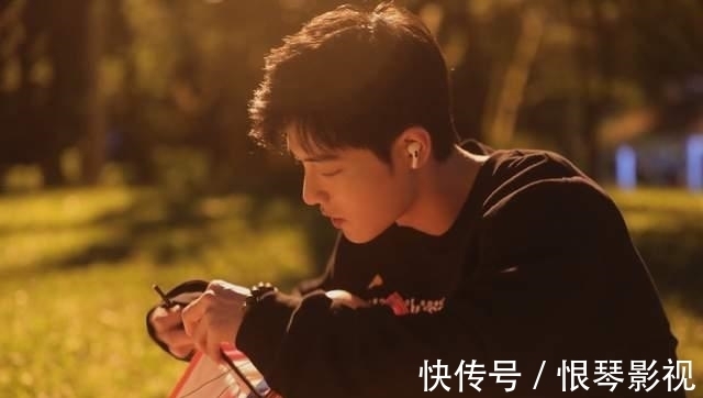 肖戰晚上放風箏,工作室發9宮格帥照,網友:期待一個vlog!