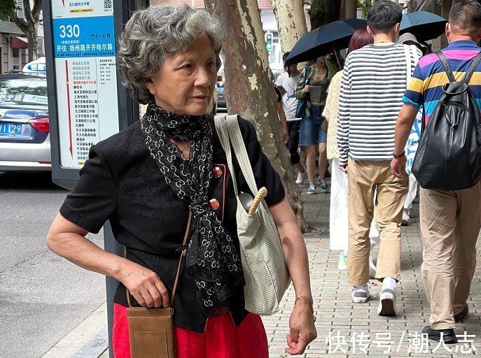 碎花衫|上海老奶奶有多潮？穿碎花衫扎双马尾，背影看起来像个大学生