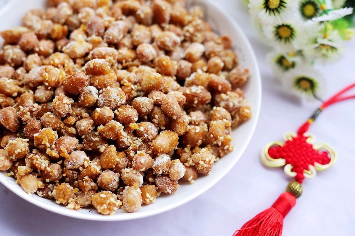 自制糖霜花生,酥脆又香甜,一颗接着一颗,好吃到停不下来